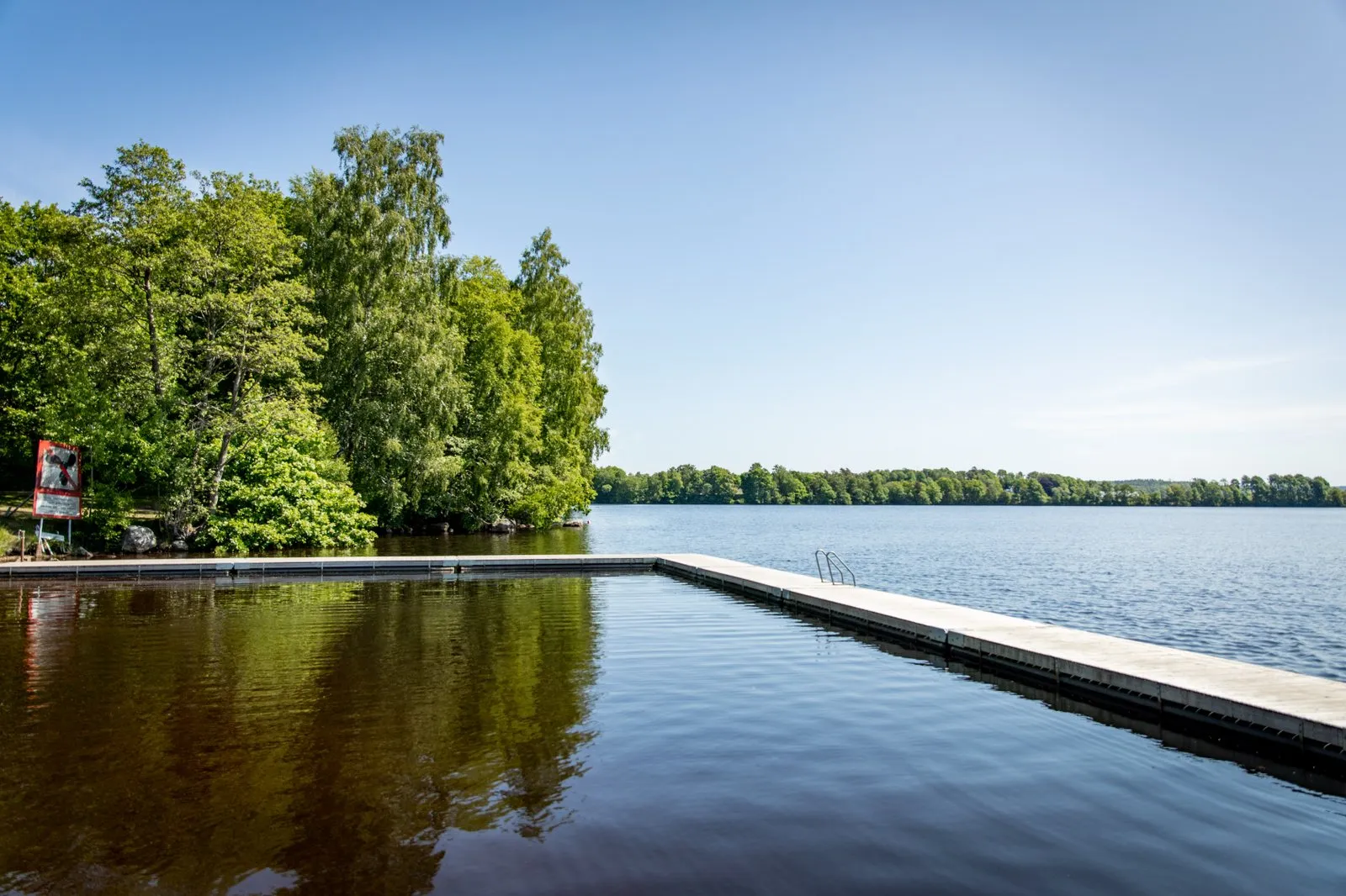 En sjö med en badbrygga.