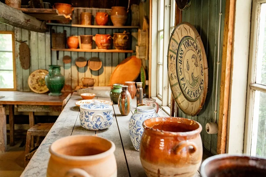 Gamla föremål i keramik.