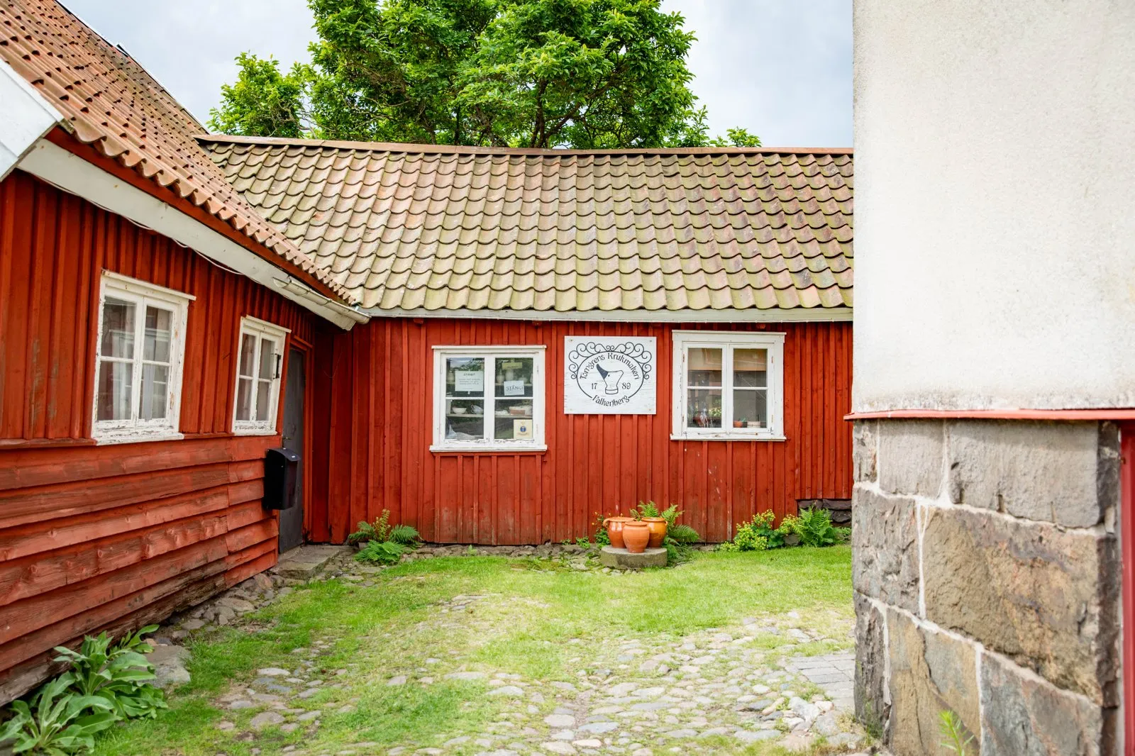 Röda gamla byggnader.