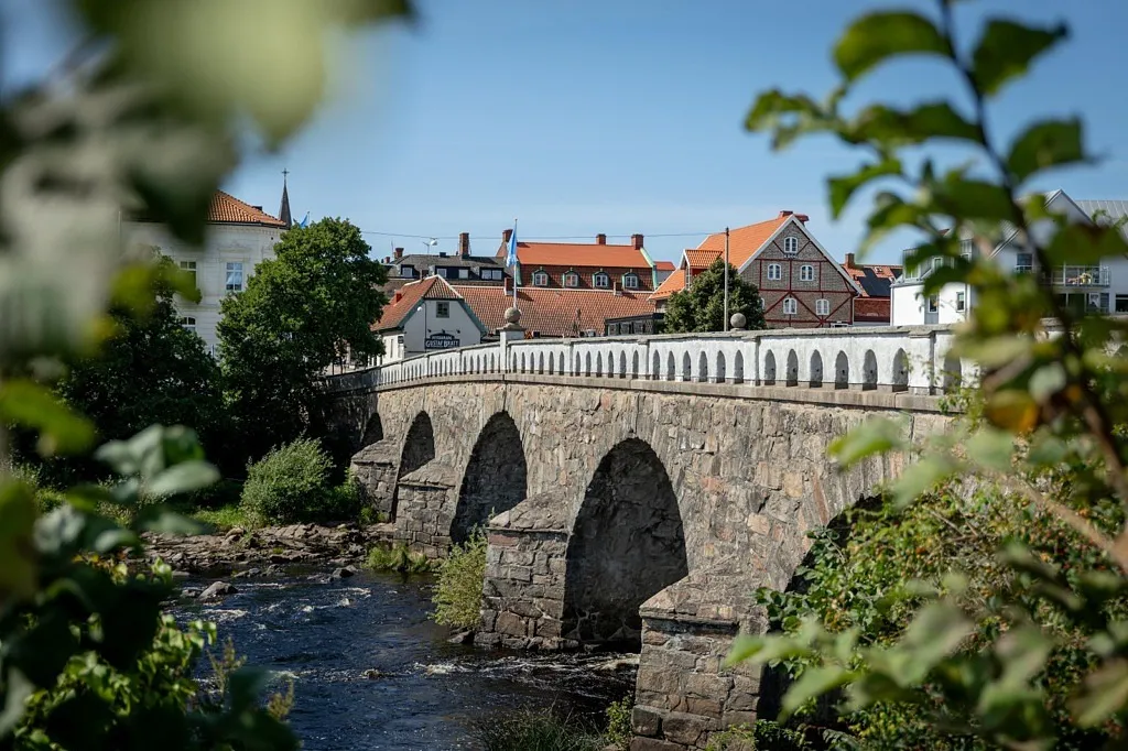 stenbron tullbron sedd snett från sidan där den sträcker sig över ätran