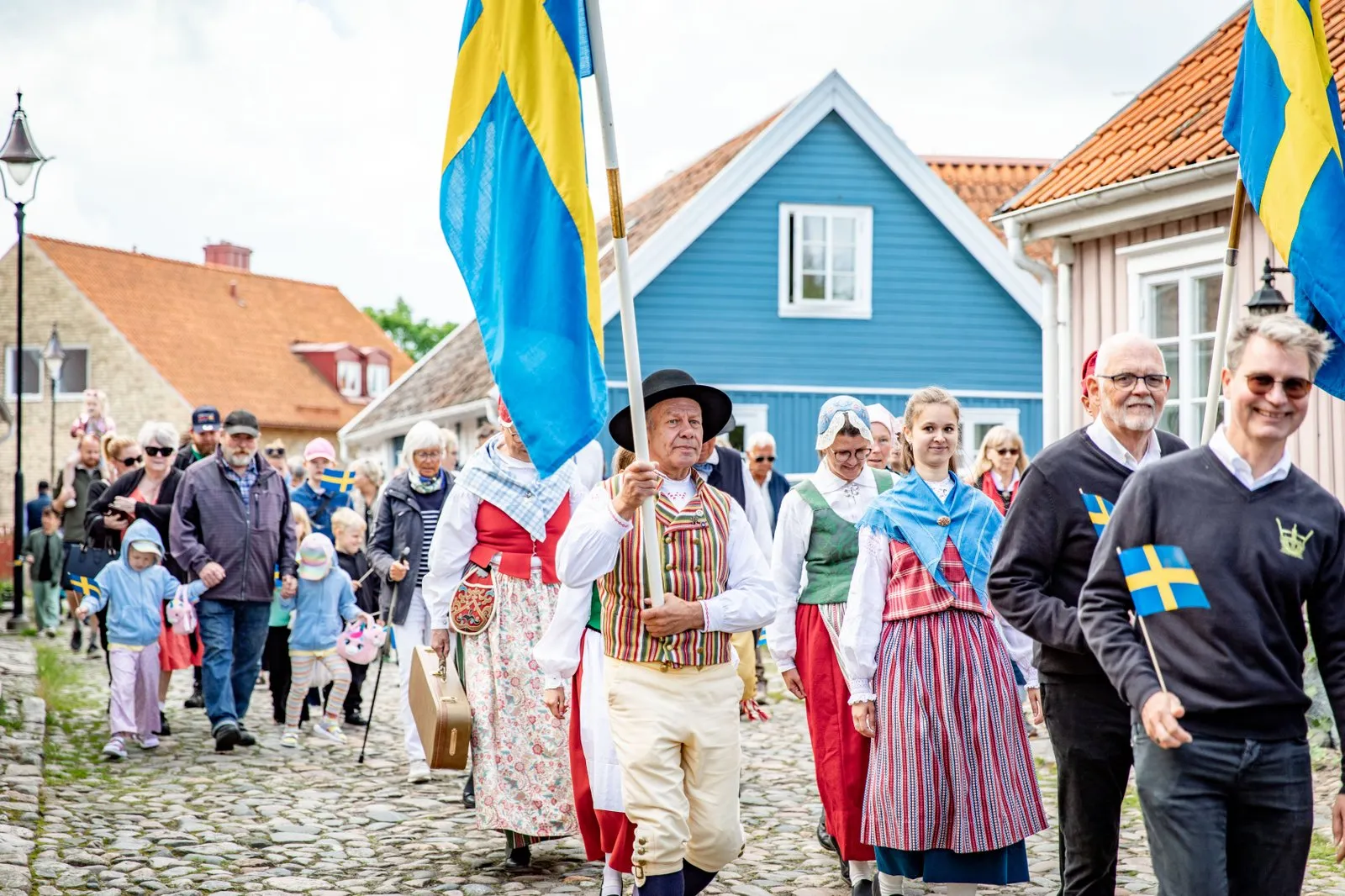 sverige flagga nationaldagen folkdräkt