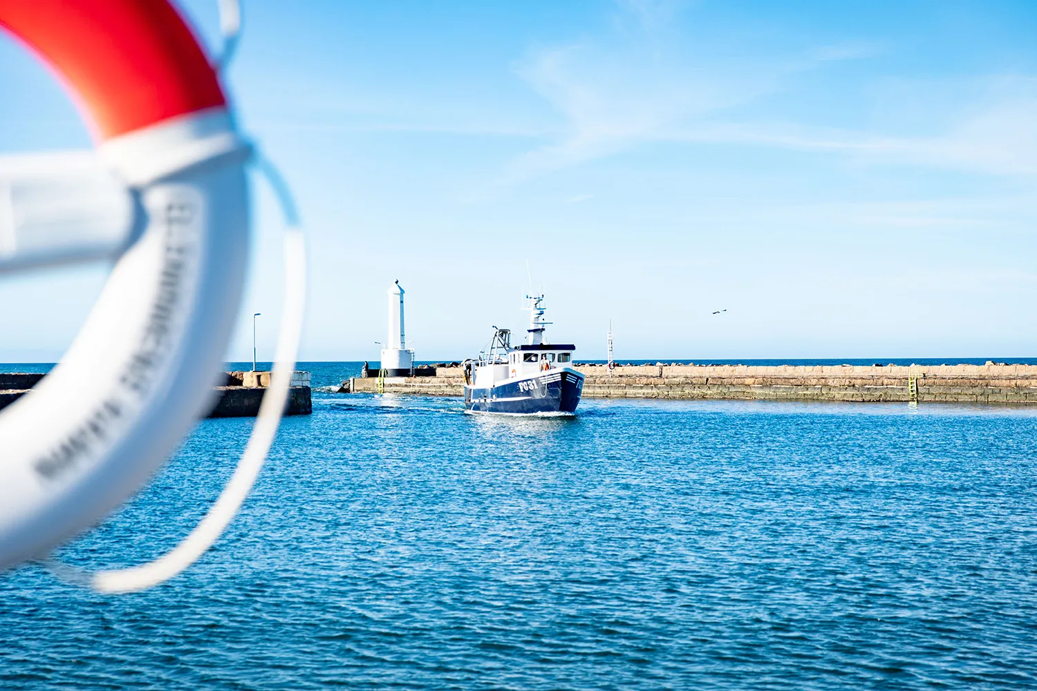 Fiskebåt kommer in i hamn.