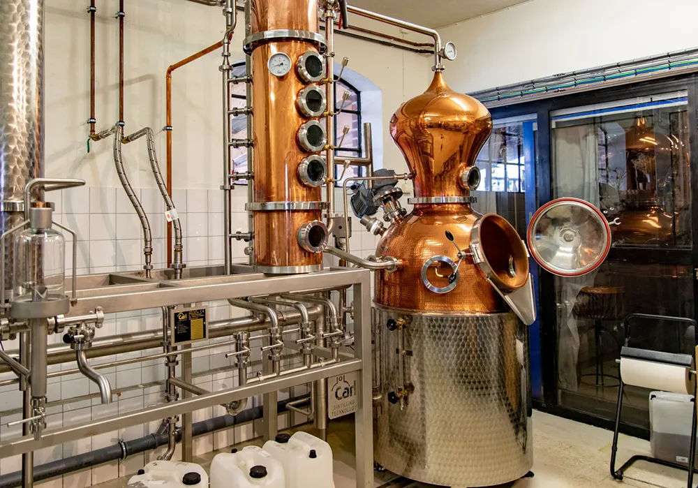 Utrustning för att brygga gin.