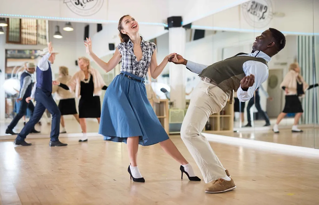 Par dansar i en danssal