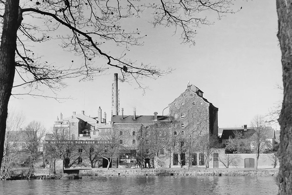 Svartvitt foto av Det gamla bryggeriet Falken.