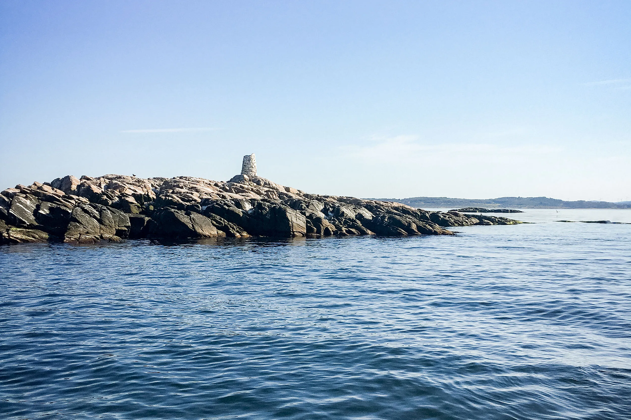 En ö av sten med en kummel på toppen.