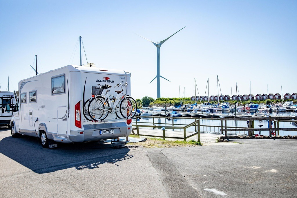 Husbil parkerad vid en hamn
