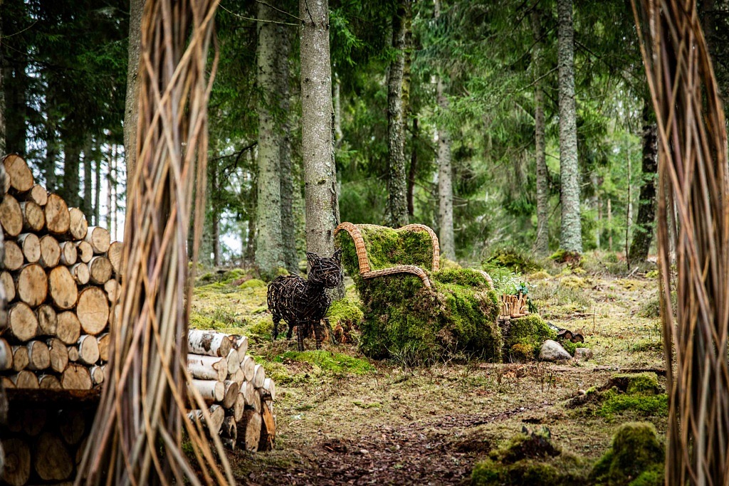En vacker stol gjord av mossa i en skogsglänta