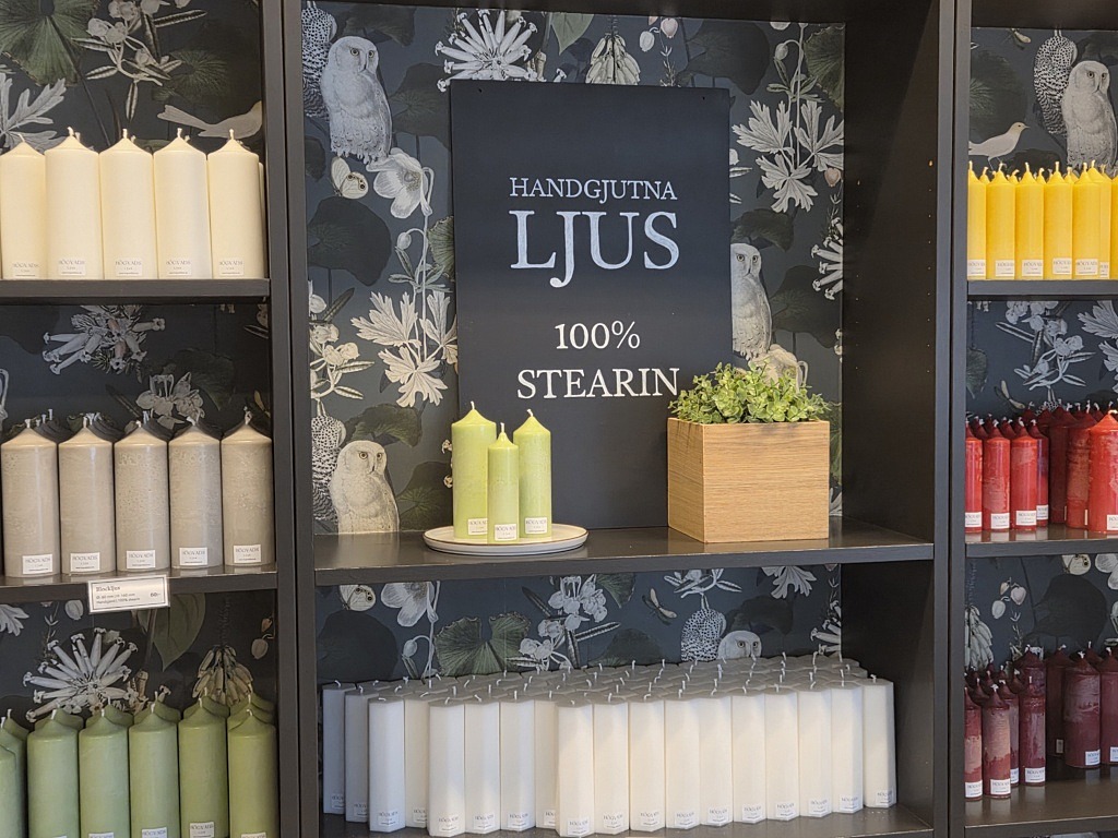 Hyllor med stearinljus