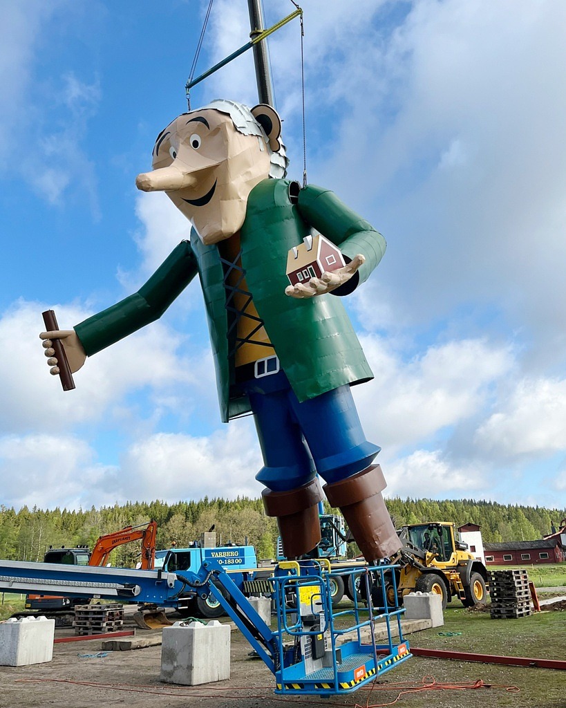 jätten himble ställs på plats med lyftkran