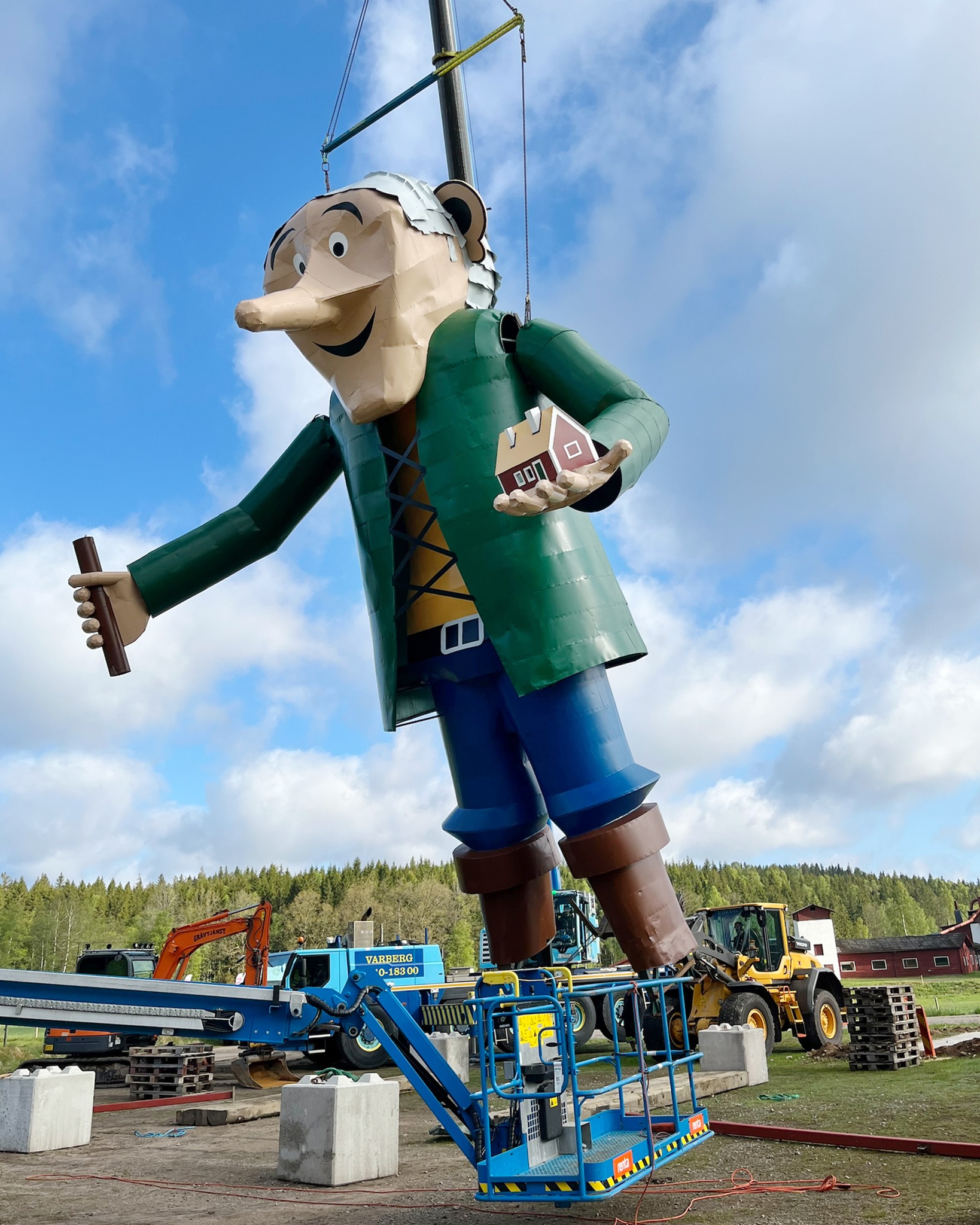 jätten himble ställs på plats med lyftkran