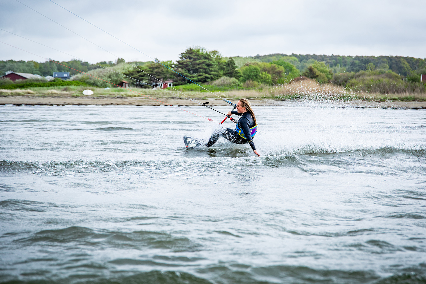 Kvinna som kitesurfar.