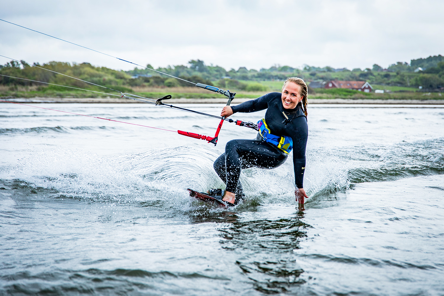 Kvinna som kitesurfar.