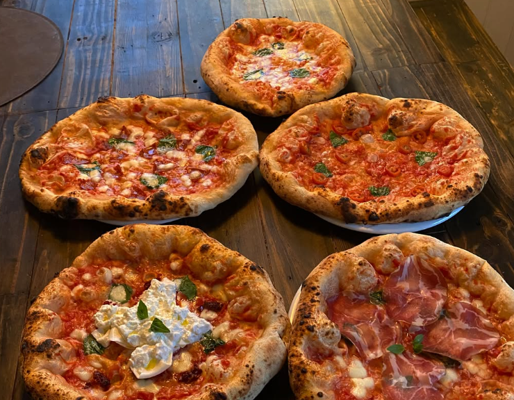 napolitanska pizzor på ett bord