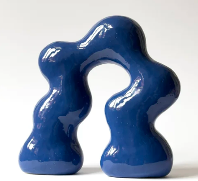 en blå skulptur