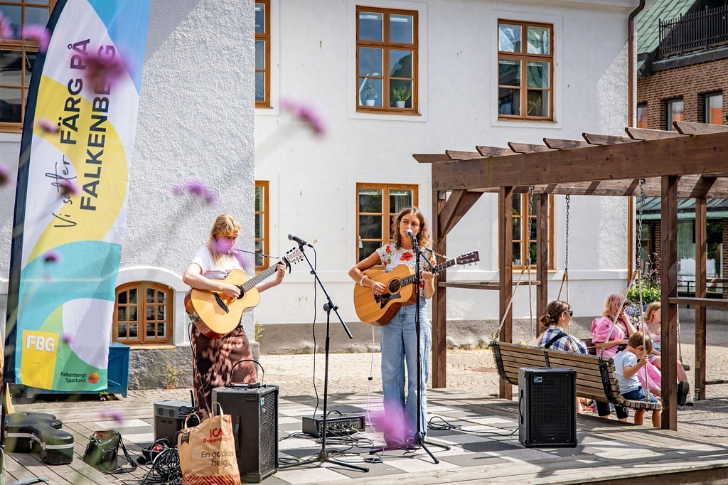 två tjejer spelar gitarr och sjunger