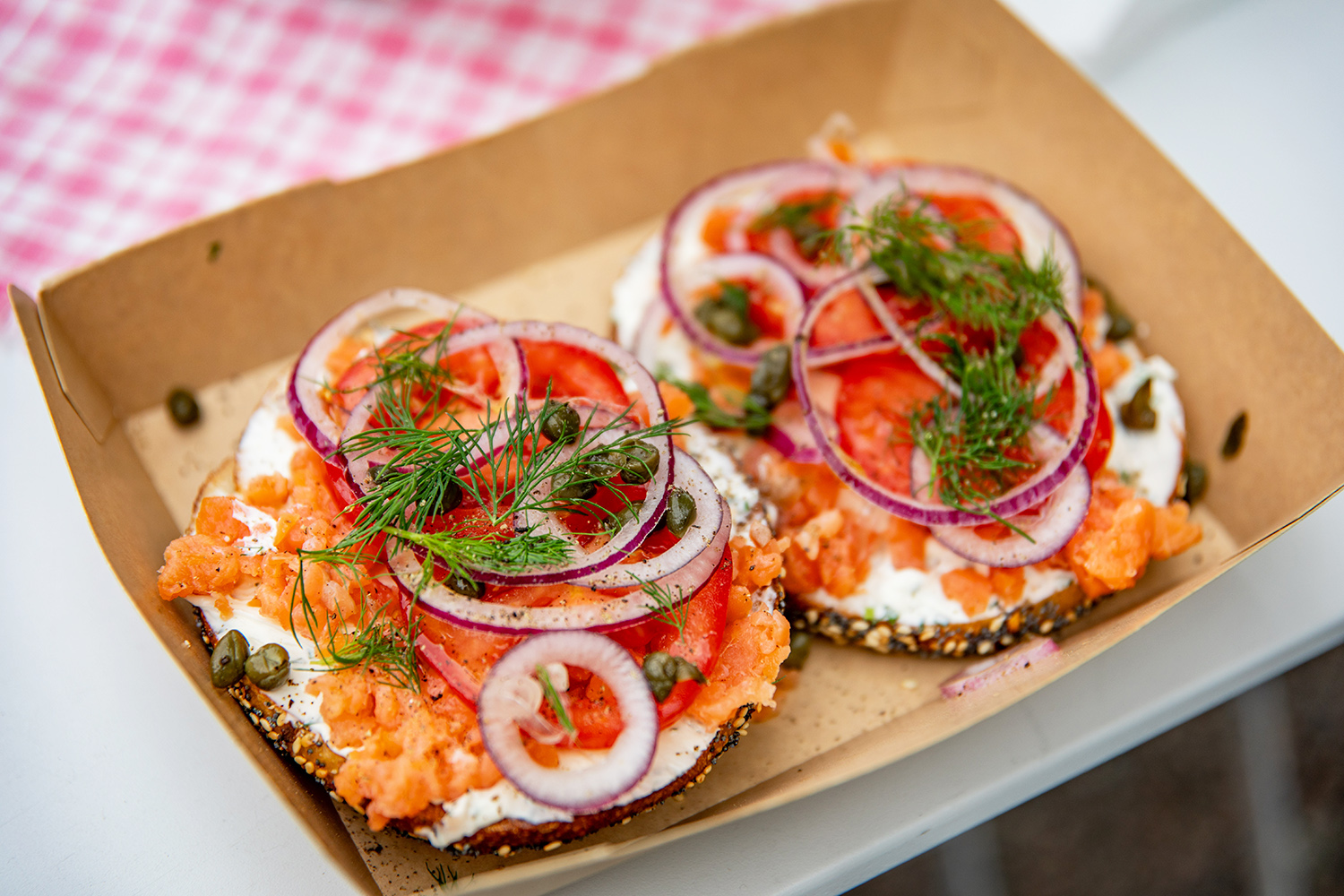 En bagel med massor av fyllning.