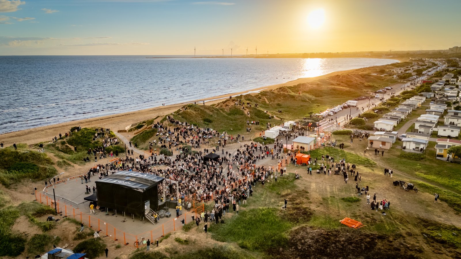 flygbild över festival i solnedgång på skrea strand