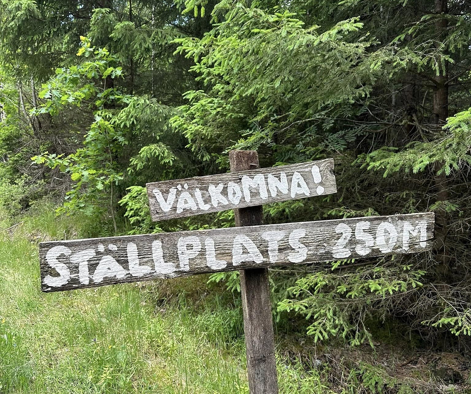 skylt med texten ställplats