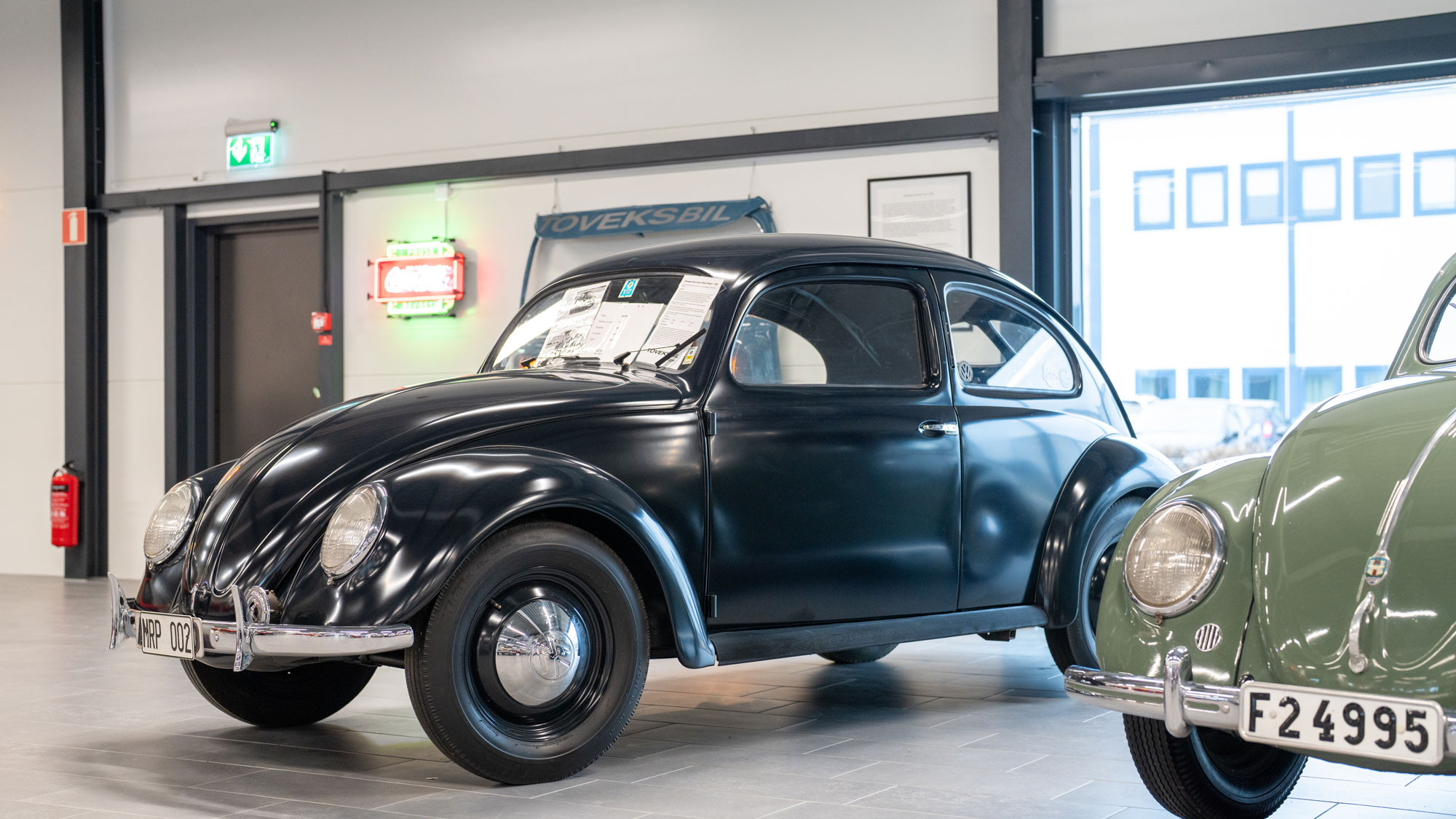 svart wolksvagen bubbla på toveks bilmuseum