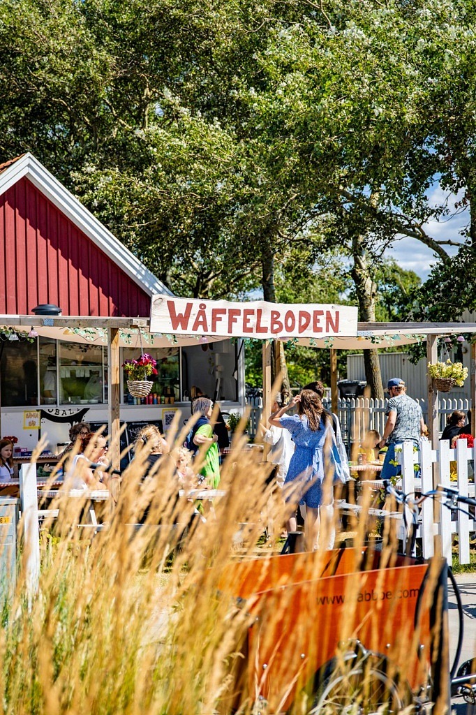 Röd stuga med skylt: Wåffelboden.