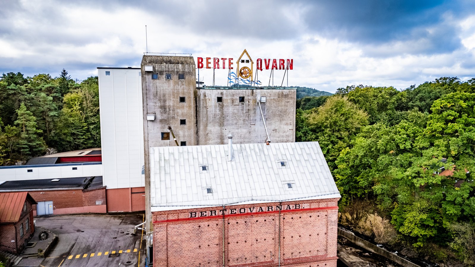Bild på Berte Qvarns kvarn och neonskylt