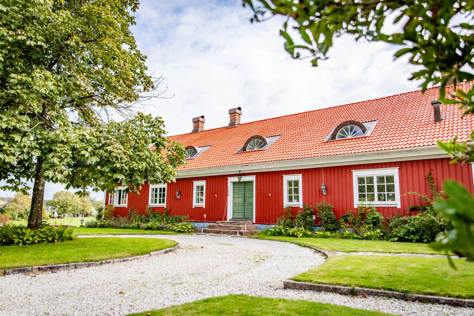 Ett rött hus med grön dörr.