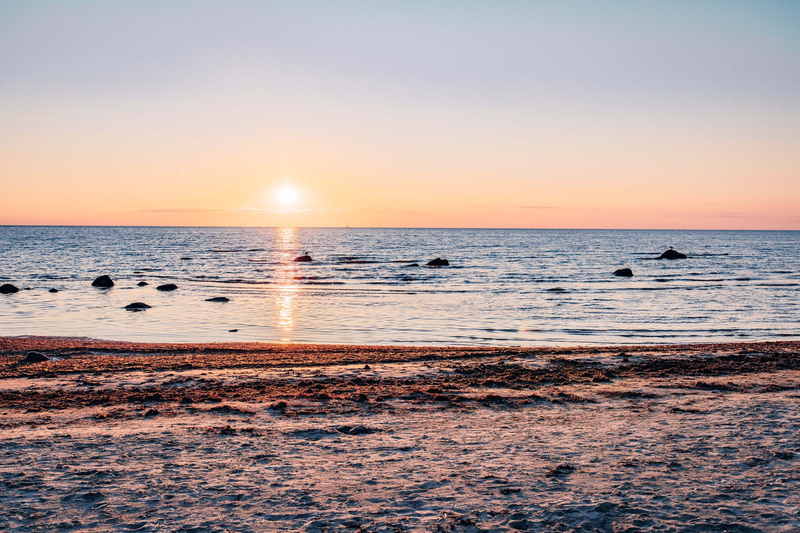 solnedgång i havet vid glommens strand