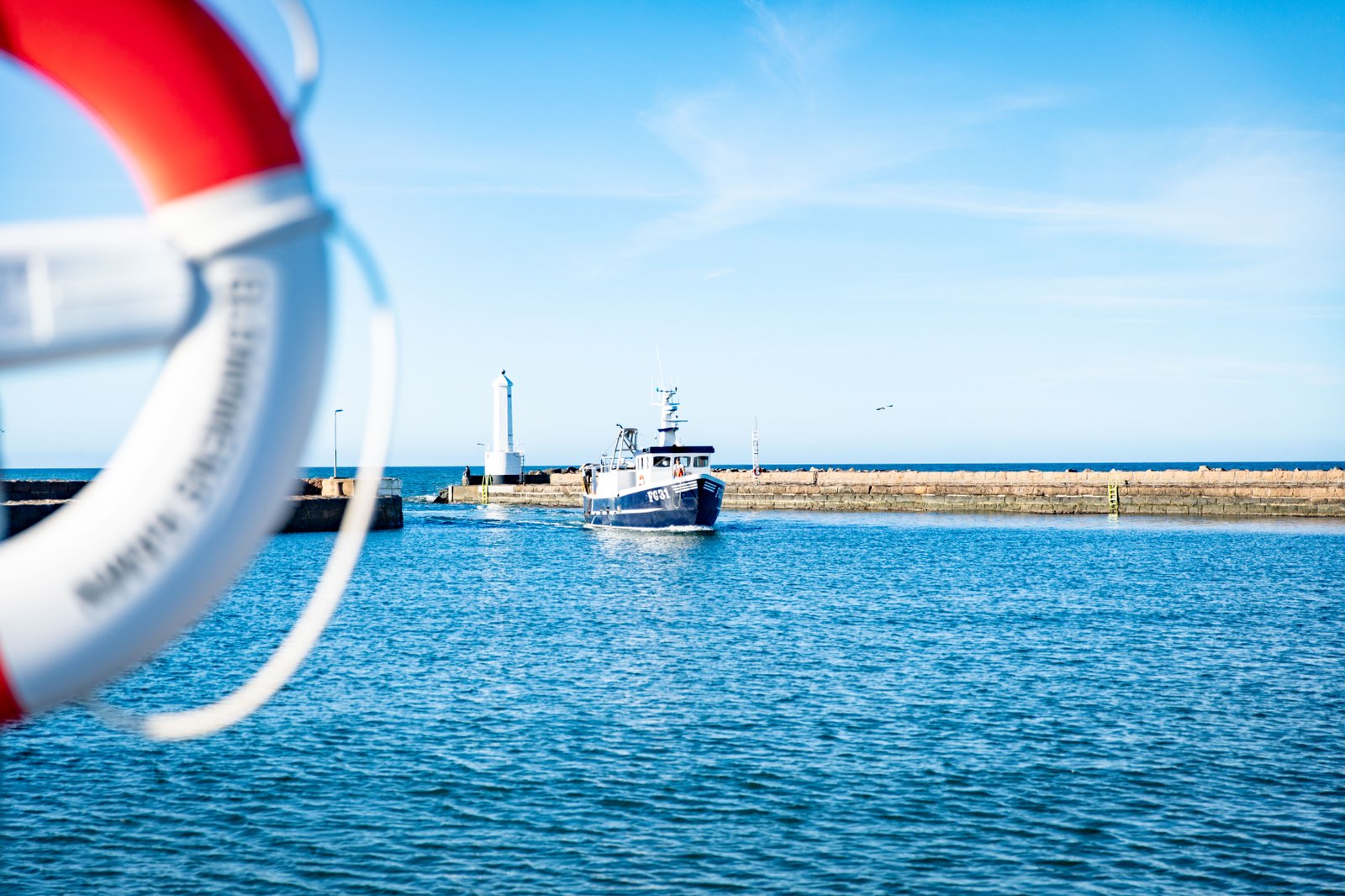 en fiskebåt kommer in i glommens hamn