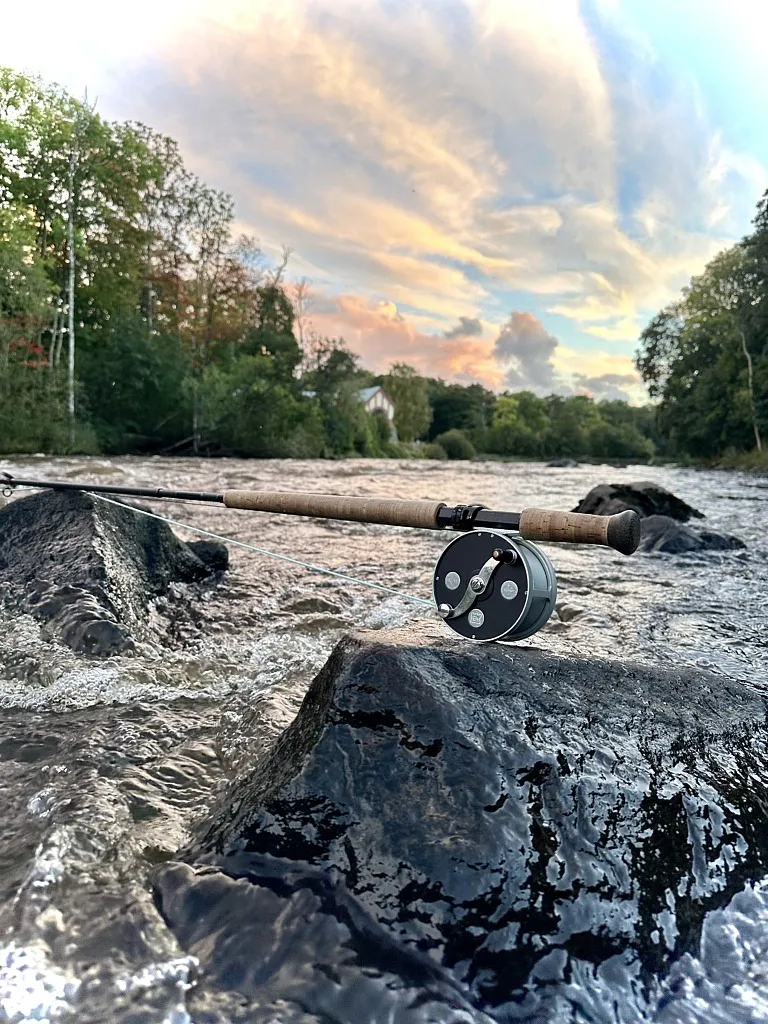 Et fiskespö på en sten i en fors.